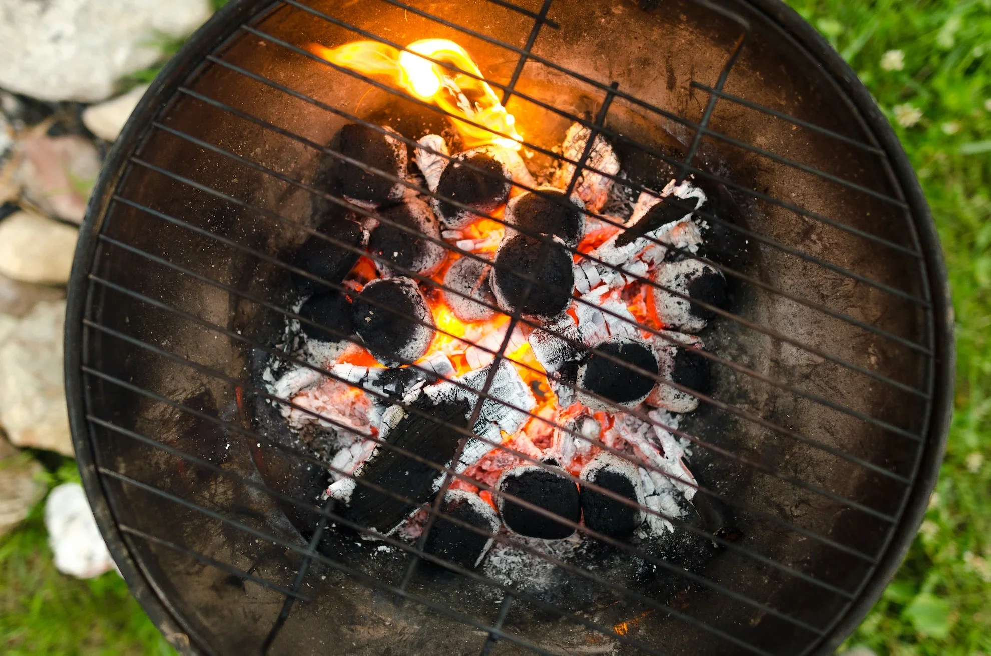 sazonar el asado y prender la parrilla