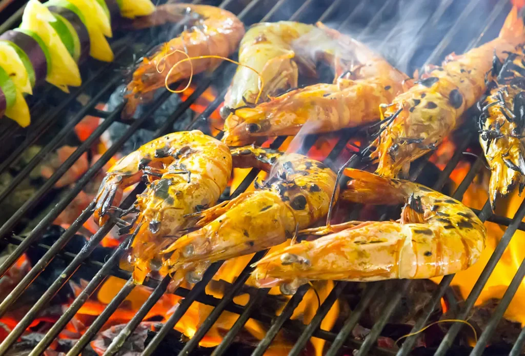 Descubre cómo preparar el mejor asado de mariscos con camarones, langostinos, vieiras y más. ¡Sabores frescos y deliciosos al estilo 7Fuegos en tu próxima parrillada!