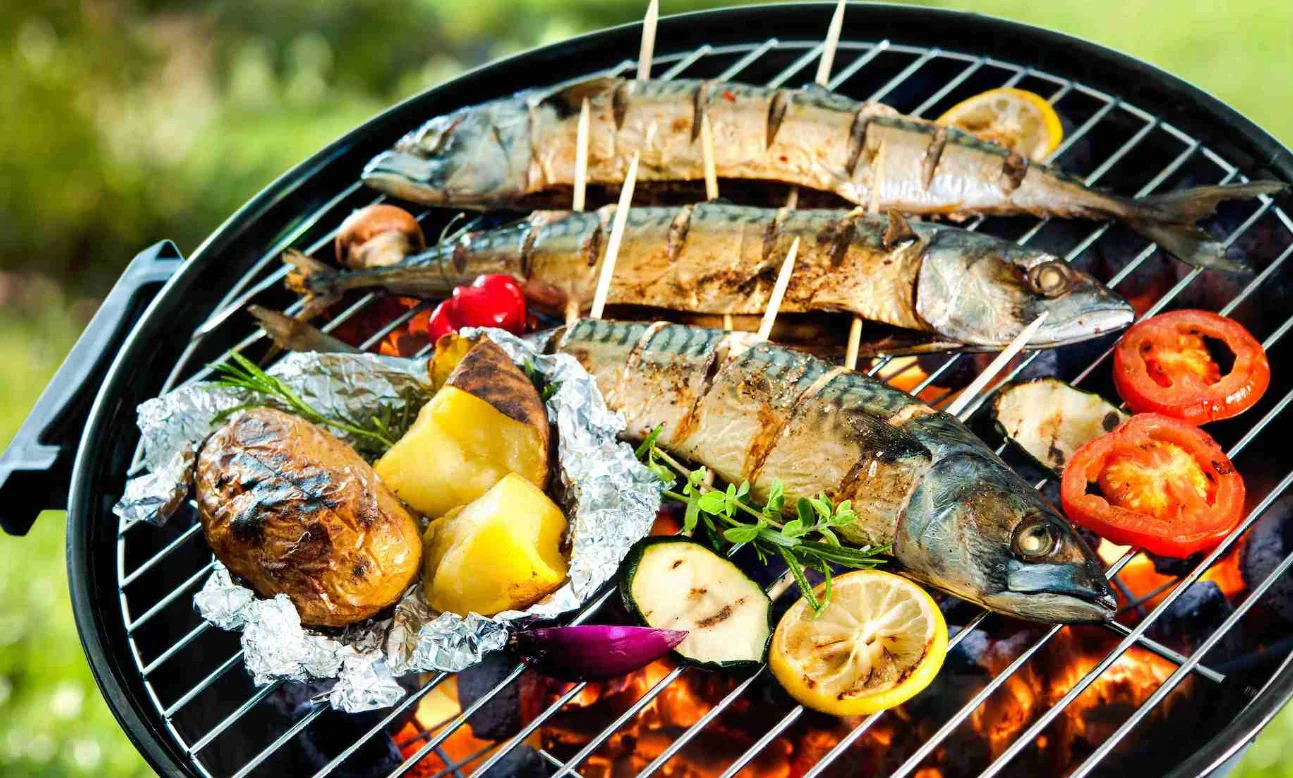 Descubre los secretos para asar el pescado a la parrilla de manera perfecta. Desde la elección del pescado hasta el tiempo de cocción, aquí tienes la guía definitiva para un pescado asado jugoso y delicioso.